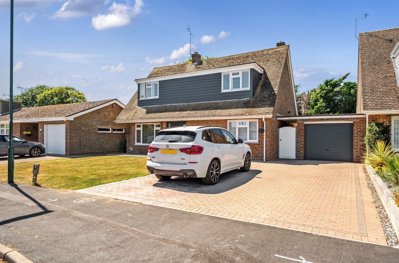 Click the photo for more details of Inglewood Drive, Aldwick, PO21