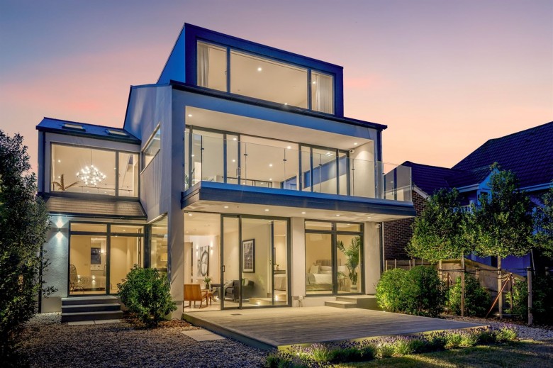 Click the photo for more details of Sea Front, Hayling Island, PO11