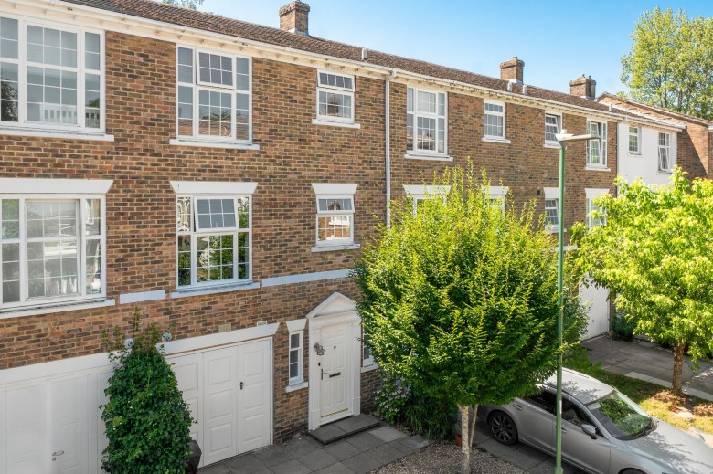 Click the photo for more details of Heathfield Close, Midhurst, GU29