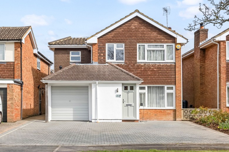 Click the photo for more details of Lapwing Close, Horsham, RH13