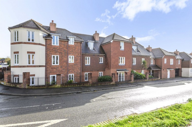 Click the photo for more details of High Street, Billingshurst, RH14