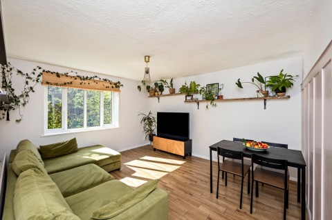 Click the photo for more details of Abbotsbury Court, Horsham, RH13