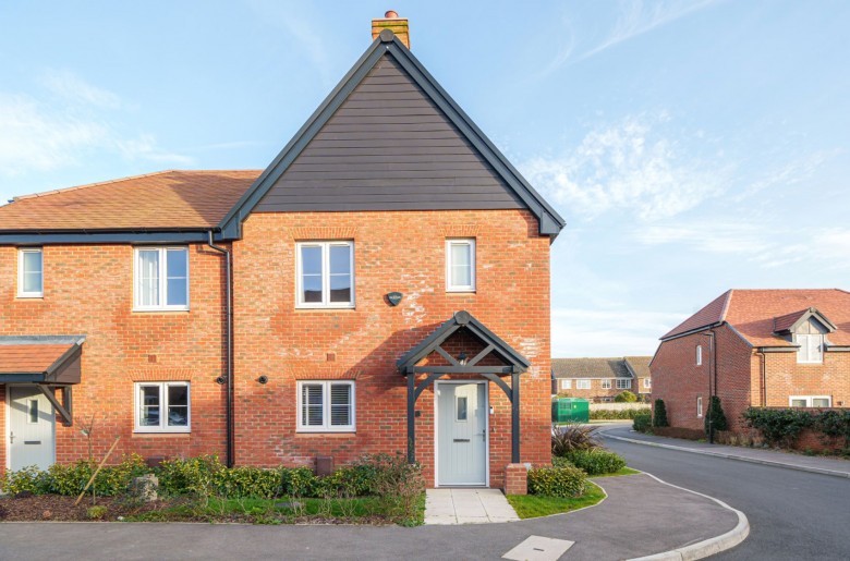 Click the photo for more details of Farmer Close, Pagham, PO21
