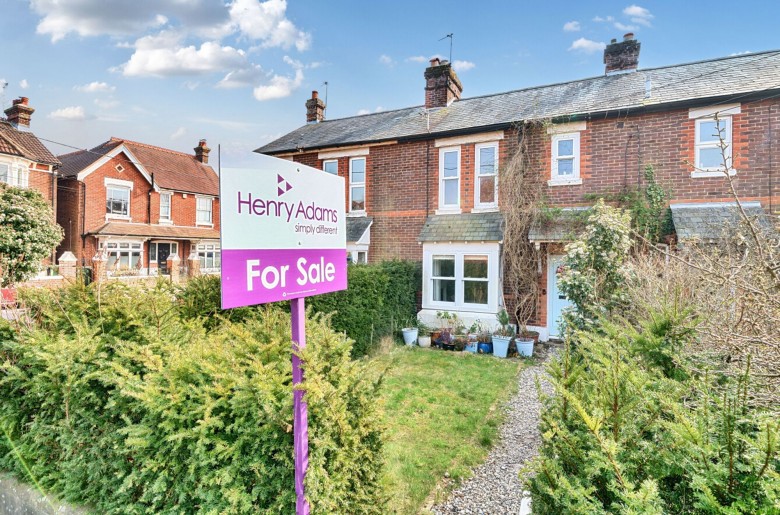 Click the photo for more details of Osborne Road, Petersfield, GU32