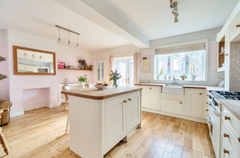 Click the photo for more details of Osborne Road, Petersfield, GU32