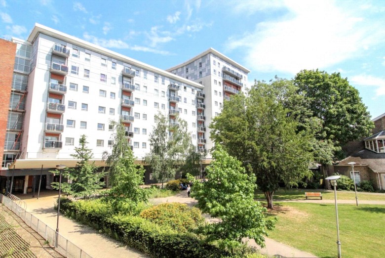 Click the photo for more details of New Road, Brentwood, Essex