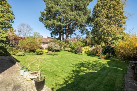 Click the photo for more details of Stonehill Close, Great Bookham, Surrey