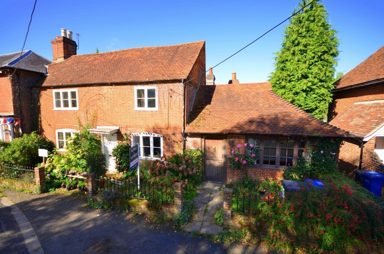 Click the photo for more details of The Common, Dunsfold, GU8