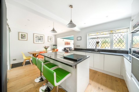 Click the photo for more details of Avenue Road, Cranleigh, GU6