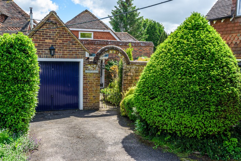 Click the photo for more details of The Common, Dunsfold, GU8
