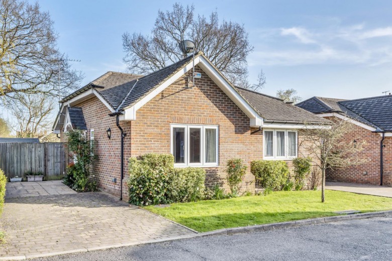Click the photo for more details of Hesketh Close, Cranleigh, GU6