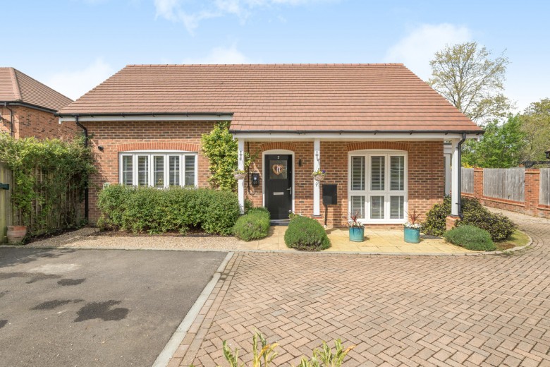 Click the photo for more details of Magnolia Drive, Alfold, GU6