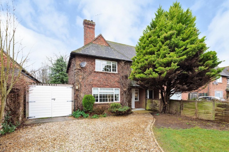 Click the photo for more details of Peakfield, Frensham, Farnham, GU10