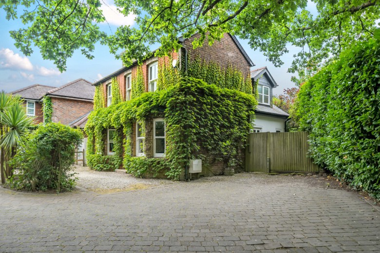 Click the photo for more details of Wrecclesham, Farnham, Surrey