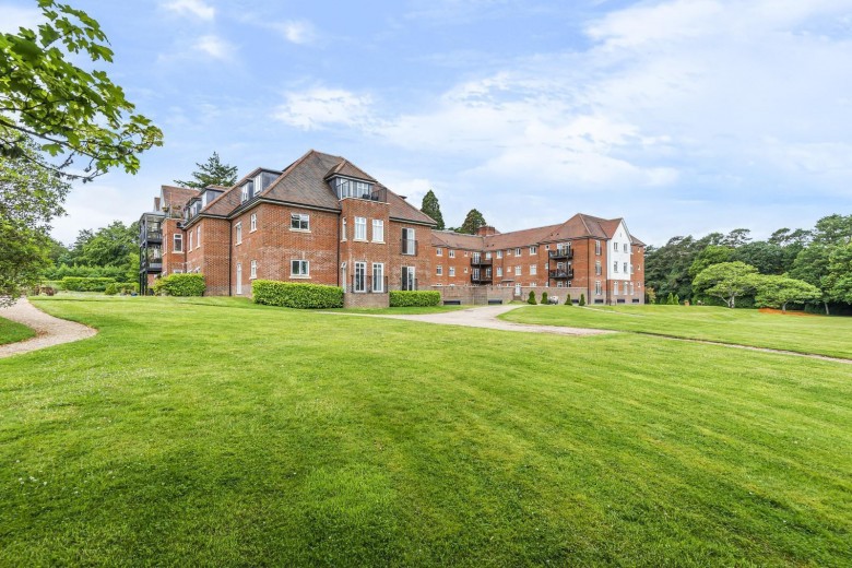 Click the photo for more details of Beacon Crescent, Hindhead, GU26