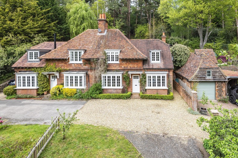 Click the photo for more details of Wayside Cottages, Farnham Road, Churt, GU10