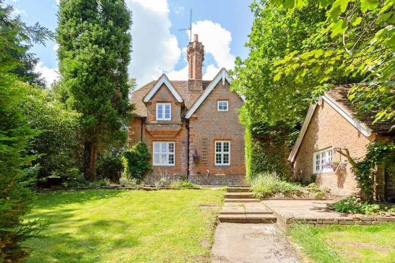 Click the photo for more details of Compton Cottages, Moor Park Way, Farnham, GU9