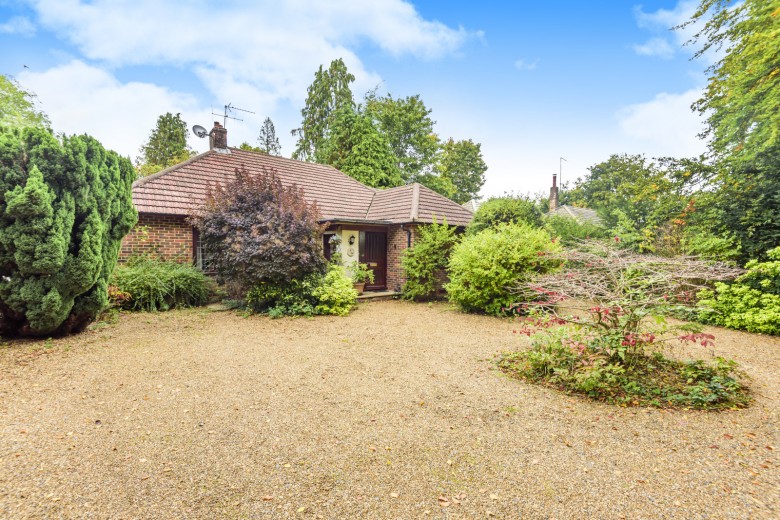 Click the photo for more details of Aveley Lane, Farnham, GU9