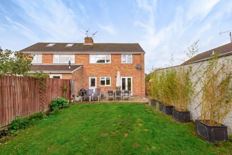 Click the photo for more details of Wentworth Close, Farnham, GU9