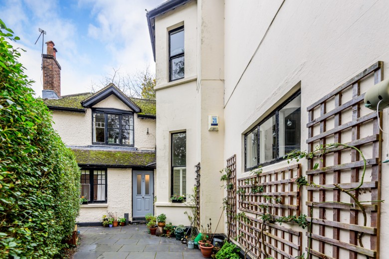 Click the photo for more details of Aveley Lane, Farnham, GU9
