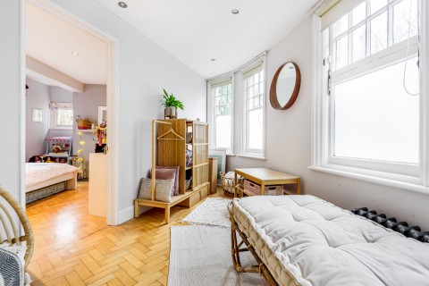 Click the photo for more details of Aveley Lane, Farnham, GU9