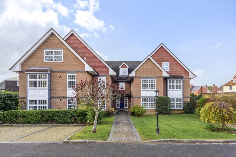 Click the photo for more details of Frensham Road, Farnham, Surrey
