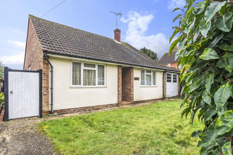 Click the photo for more details of Waynflete Lane, Farnham, GU9