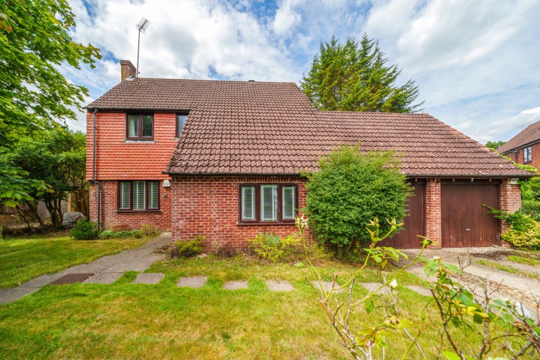 Click the photo for more details of Meadow Way, Rowledge, Farnham, GU10