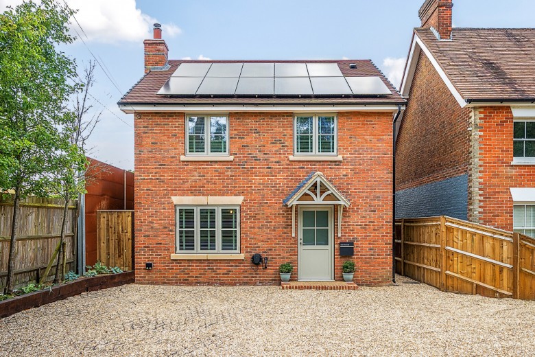 Click the photo for more details of Main Road, Bucks Horn Oak, Farnham, GU10