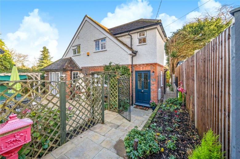 Click the photo for more details of Sunnydell Lane, Farnham, GU10