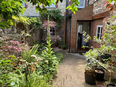 Click the photo for more details of East Street, Farnham, GU9