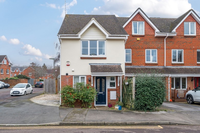 Click the photo for more details of Crosby Way, Farnham, GU9