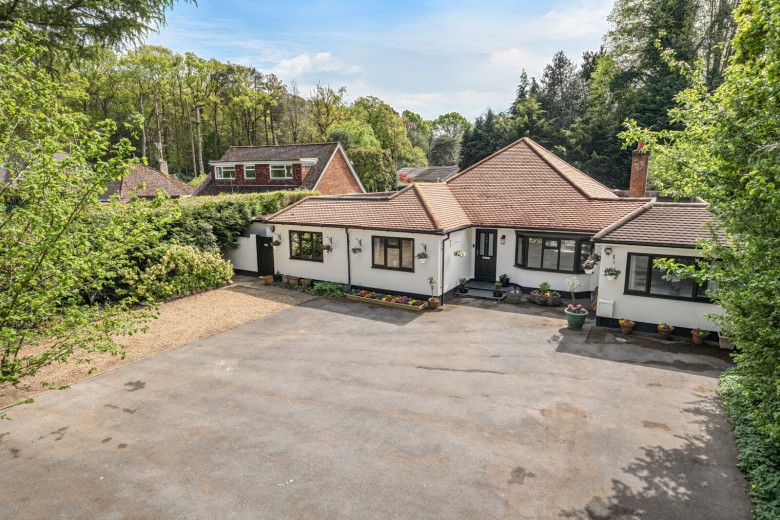 Click the photo for more details of Horseshoe Lane, Ash Vale, GU12