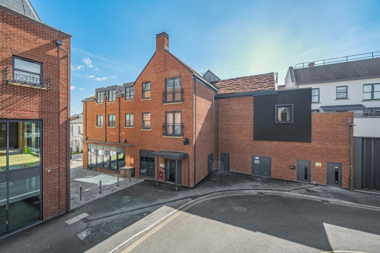 Click the photo for more details of Threadneedle Road, Farnham, GU9