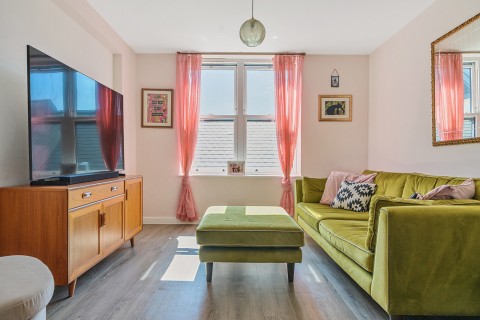 Click the photo for more details of Threadneedle Road, Farnham, GU9