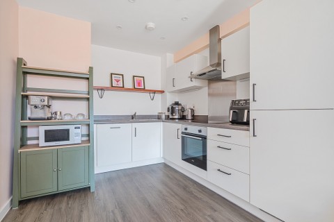 Click the photo for more details of Threadneedle Road, Farnham, GU9