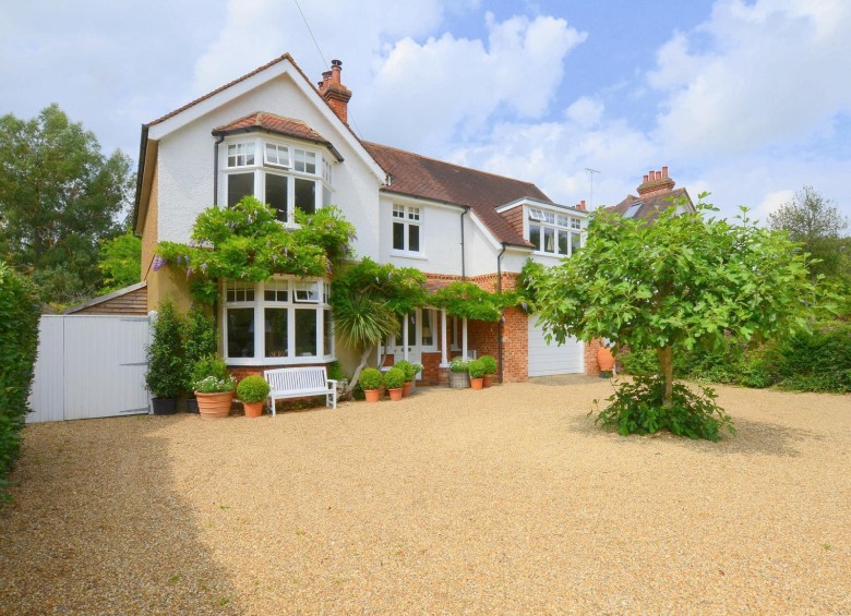 Click the photo for more details of East Lane, West Horsley, KT24