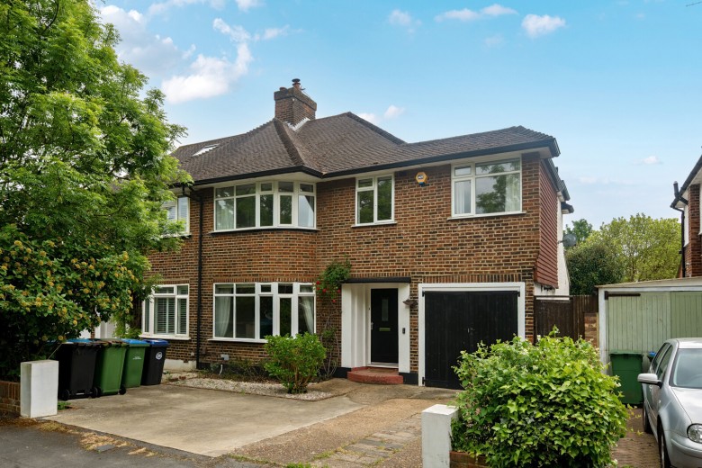 Click the photo for more details of Ennismore Gardens, Thames Ditton, KT7