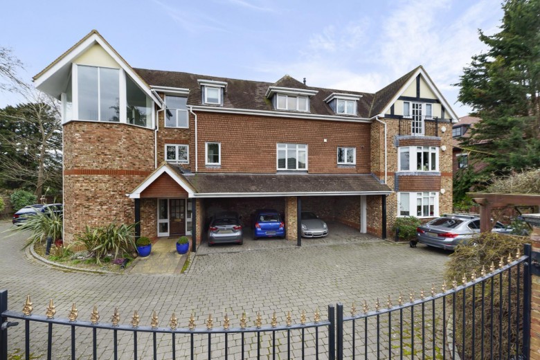Click the photo for more details of New Road, Esher, KT10
