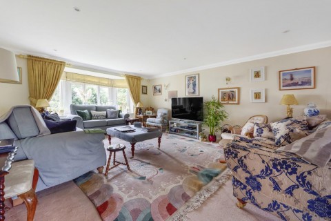 Click the photo for more details of New Road, Esher, KT10