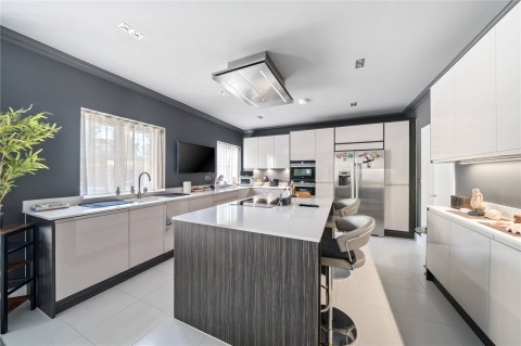 Click the photo for more details of Lynne Walk, Esher, Surrey