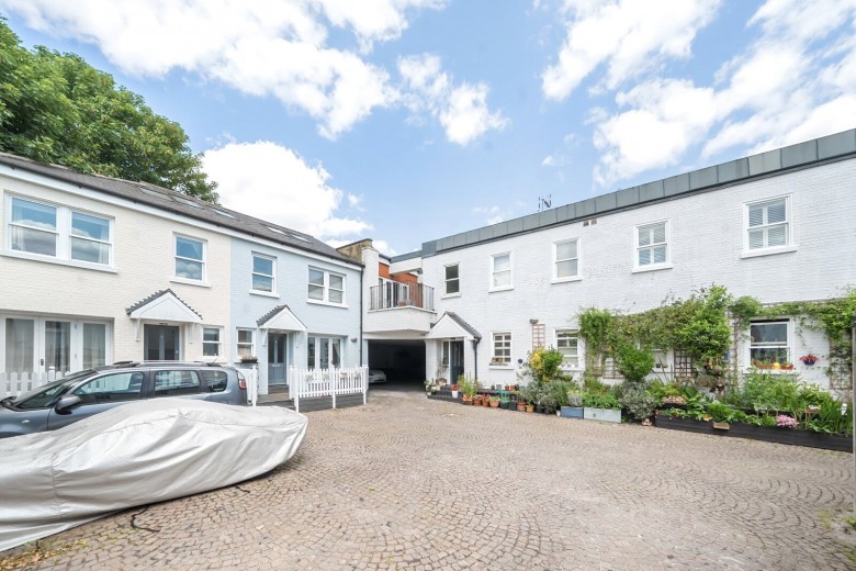 Click the photo for more details of Giggs Hill Road, Thames Ditton, Surrey