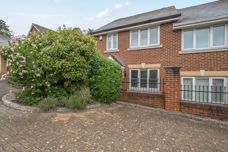 Click the photo for more details of St. Thomas's Mews, Guildford, Surrey