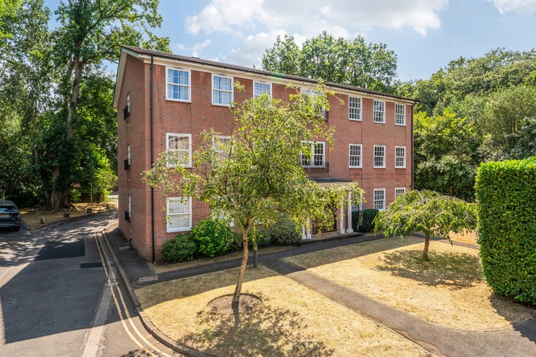 Click the photo for more details of Elgin Road, Weybridge, Surrey