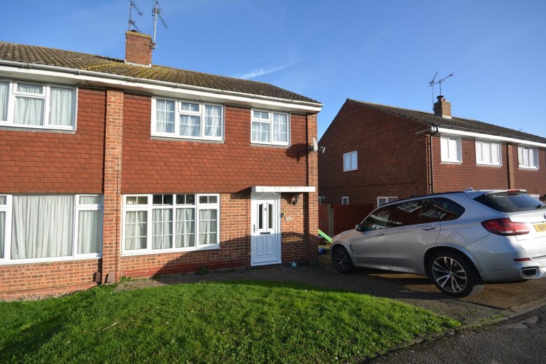 Click the photo for more details of Linnet Drive, Chelmsford, Essex