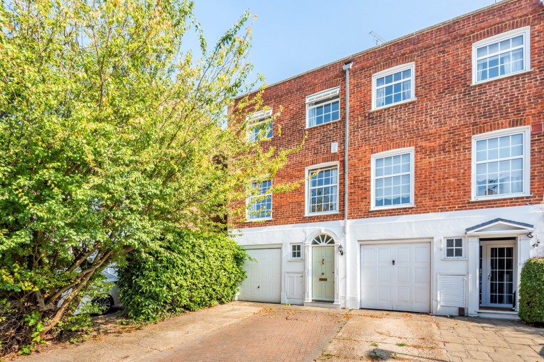 Click the photo for more details of Blenheim Gardens, Kingston Upon Thames, KT2