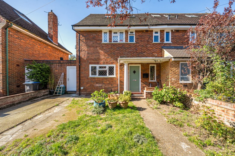 Click the photo for more details of Barnfield Gardens, Kingston Upon Thames, KT2