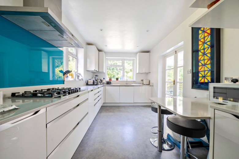 Click the photo for more details of Glamorgan Road, Hampton Wick