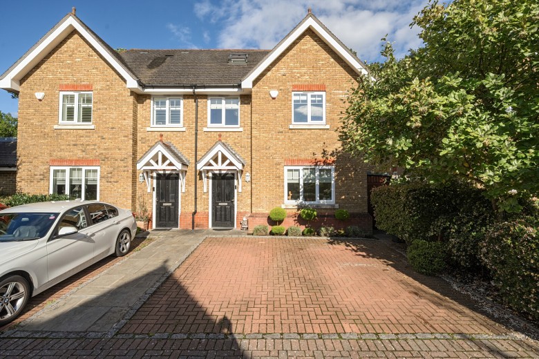 Click the photo for more details of Oakhurst Close, Kingston Upon Thames, Surrey