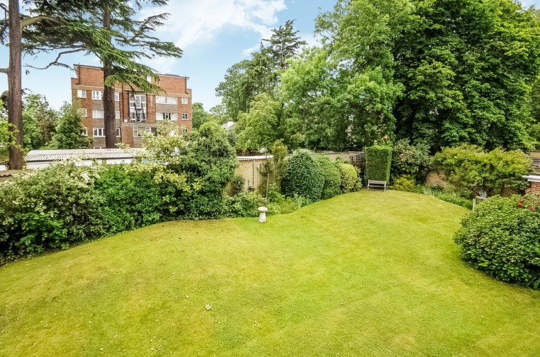 Click the photo for more details of Glamorgan Road, Hampton Wick